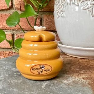 Beehive honey holder